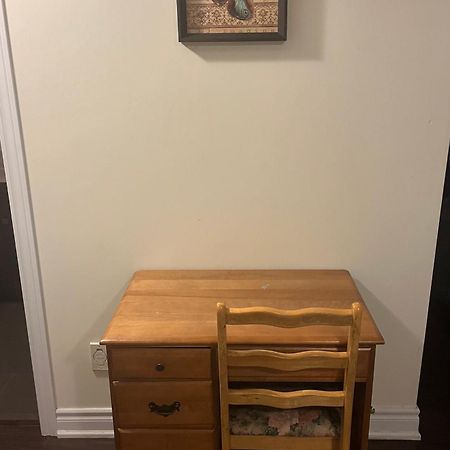 Cozy & Spacious Suite With Private Bathroom Near Toronto Airport ! Mississauga Eksteriør billede