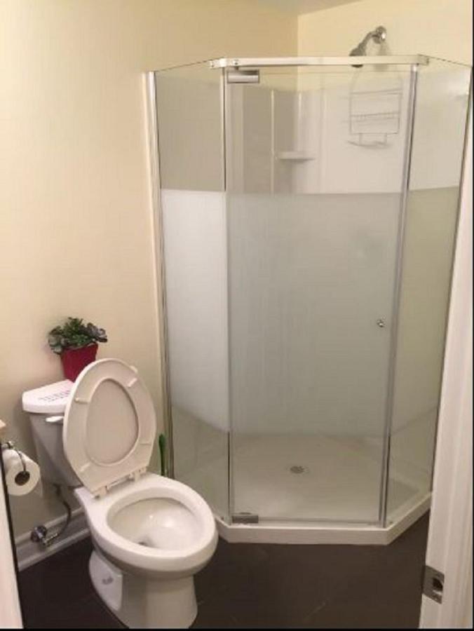 Cozy & Spacious Suite With Private Bathroom Near Toronto Airport ! Mississauga Eksteriør billede