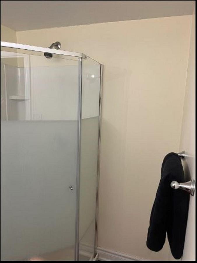 Cozy & Spacious Suite With Private Bathroom Near Toronto Airport ! Mississauga Eksteriør billede