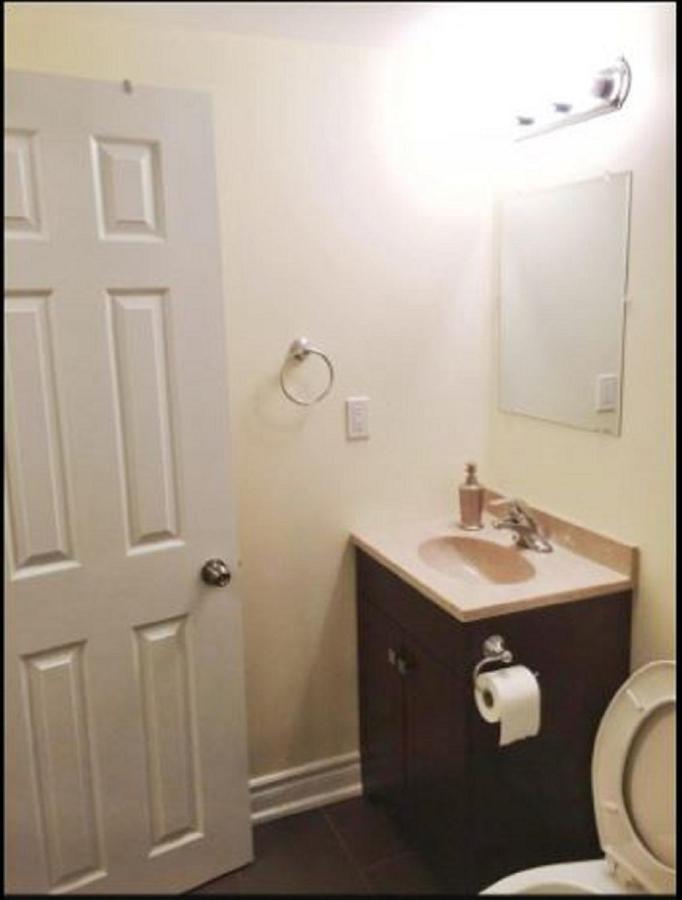 Cozy & Spacious Suite With Private Bathroom Near Toronto Airport ! Mississauga Eksteriør billede