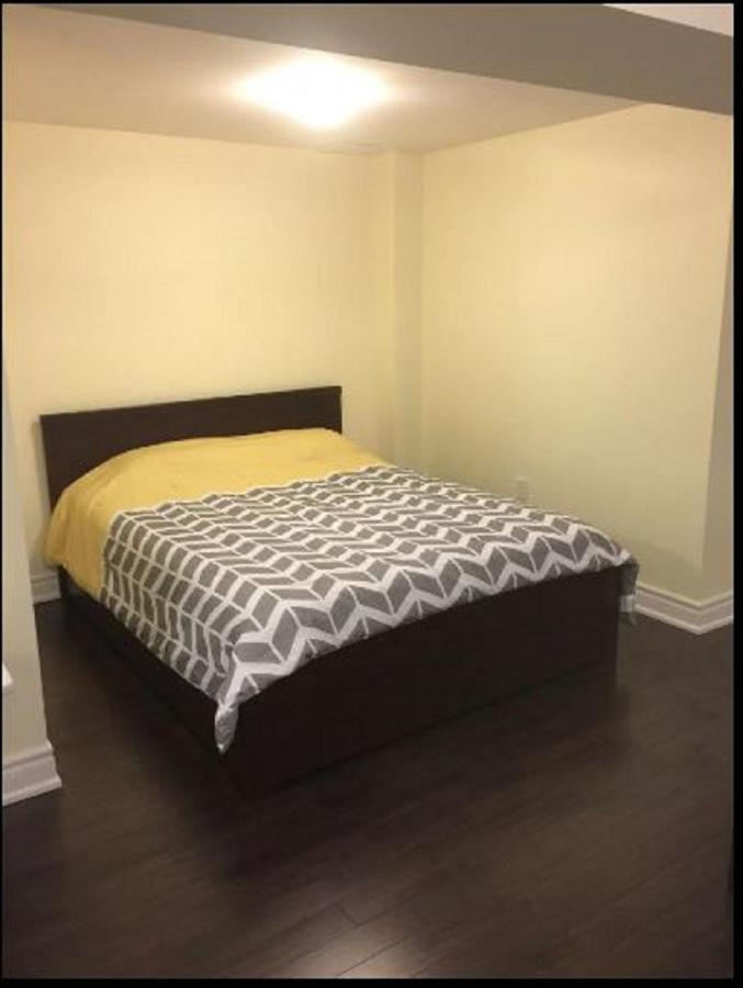 Cozy & Spacious Suite With Private Bathroom Near Toronto Airport ! Mississauga Eksteriør billede