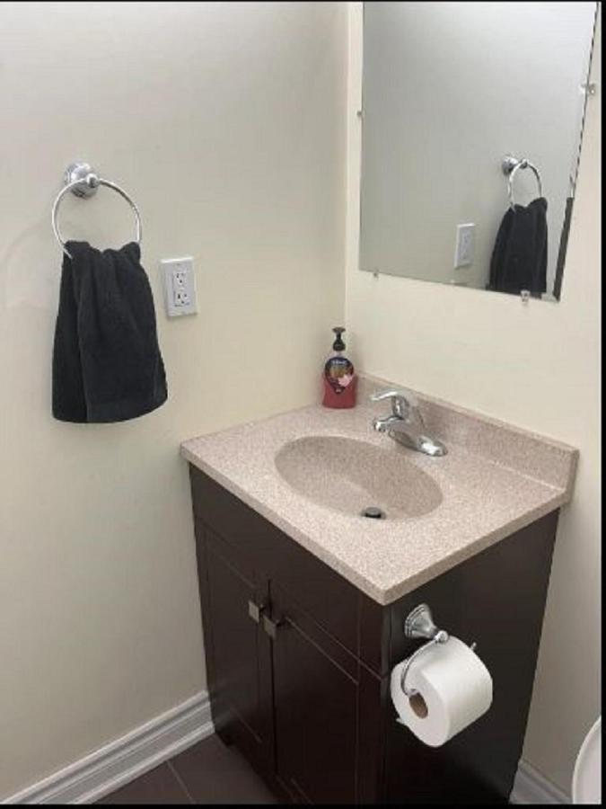 Cozy & Spacious Suite With Private Bathroom Near Toronto Airport ! Mississauga Eksteriør billede