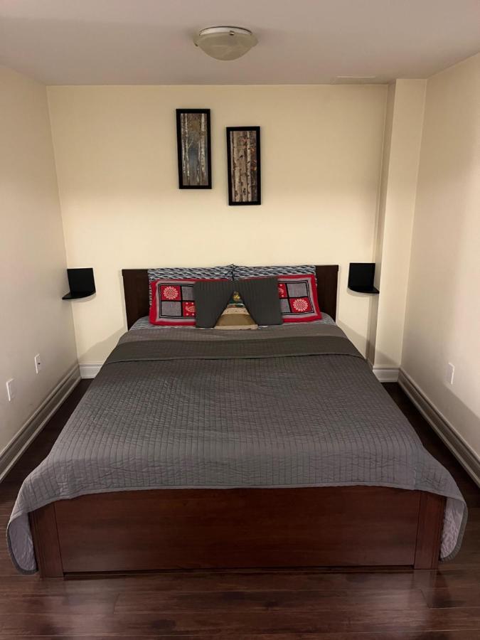 Cozy & Spacious Suite With Private Bathroom Near Toronto Airport ! Mississauga Eksteriør billede